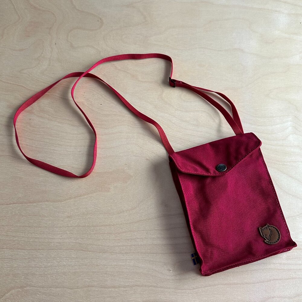 Fjallraven Pocket Crossbody Bag in Redwood